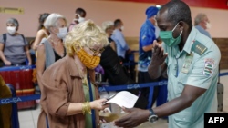 Un oficial de Migración chequea los documentos de viaje de la francesa Chantal Sastre.ADALBERTO ROQUE / AFP